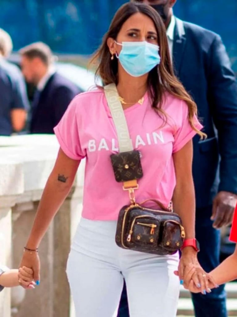 Antonela Roccuzzo salió de paseo junto a sus tres hijos por las calles de París