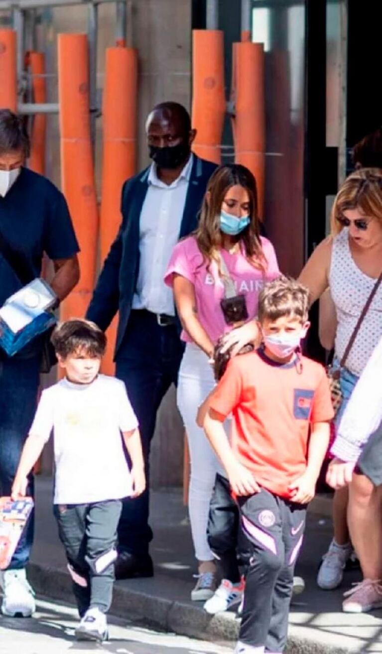 Antonela Roccuzzo salió de paseo junto a sus tres hijos por las calles de París