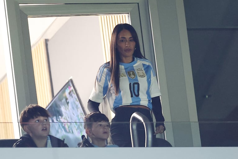 Antonela Roccuzzo viendo el encuentro entre Argentina y Venezuela por las Eliminatorias. 