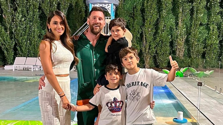 Antonela Roccuzzo y Lionel Messi con sus hijos en Año Nuevo.
