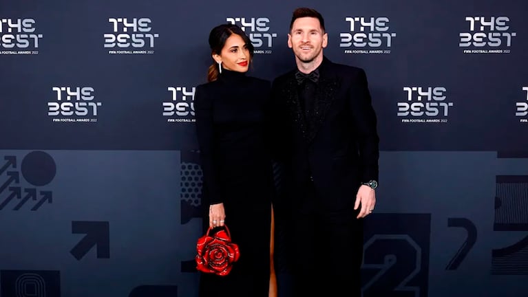 Antonela Roccuzzo y Lionel Messi en los premios The Best 2022. 