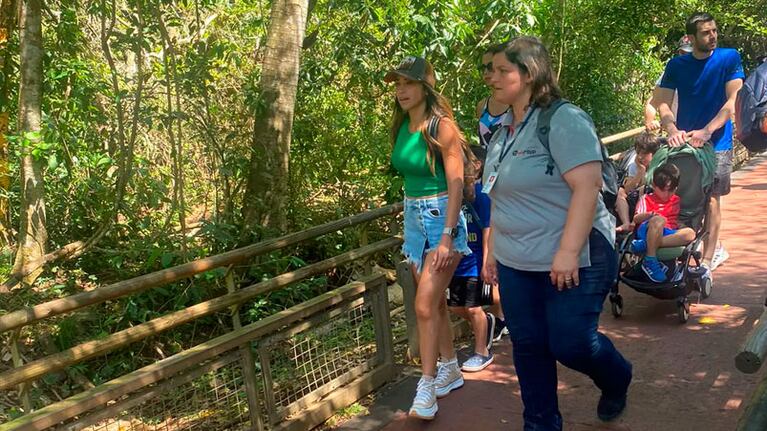 Antonela y su familia recorriendo las Cataratas del Iguazú.