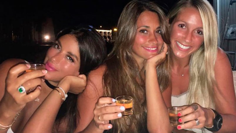 Antonella y sus amigas disfrutan la noche europea.