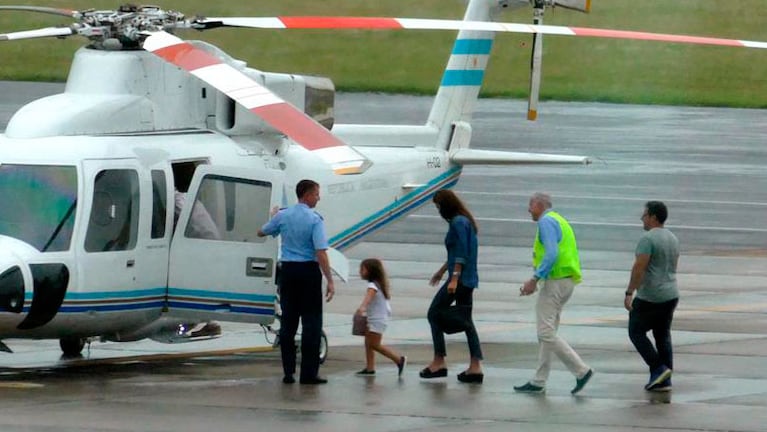 Antonia, Juliana Awada y otra persona suben al helicóptero en Punta del Este.