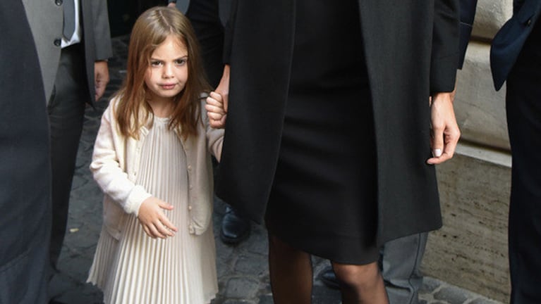 Antonia Macri de la mano de su mama Juliana, en el Vaticano.