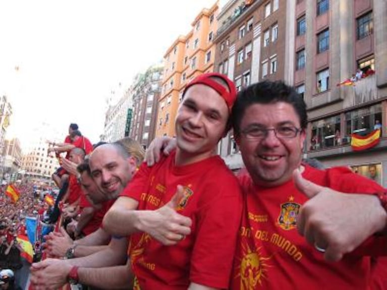 Antonio Fernández con Iniesta en los festejos del España campeón del mundo.