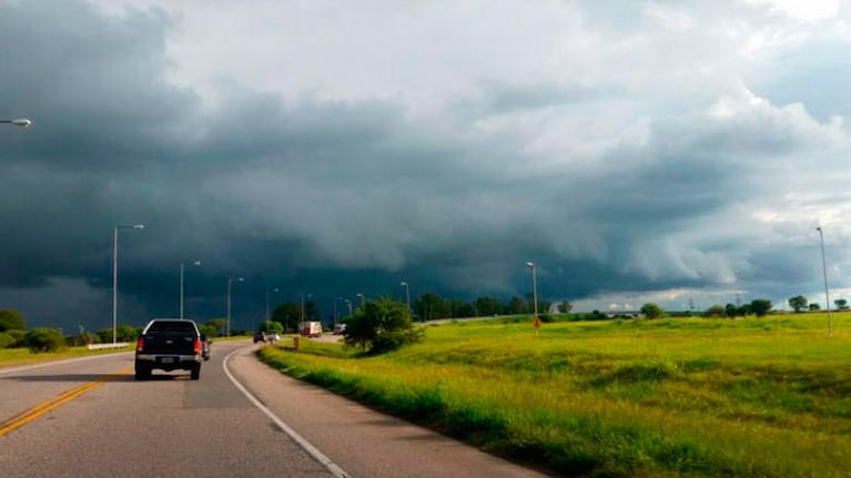 Anuncian fuertes tormentas en la tarde y noche de hoy.