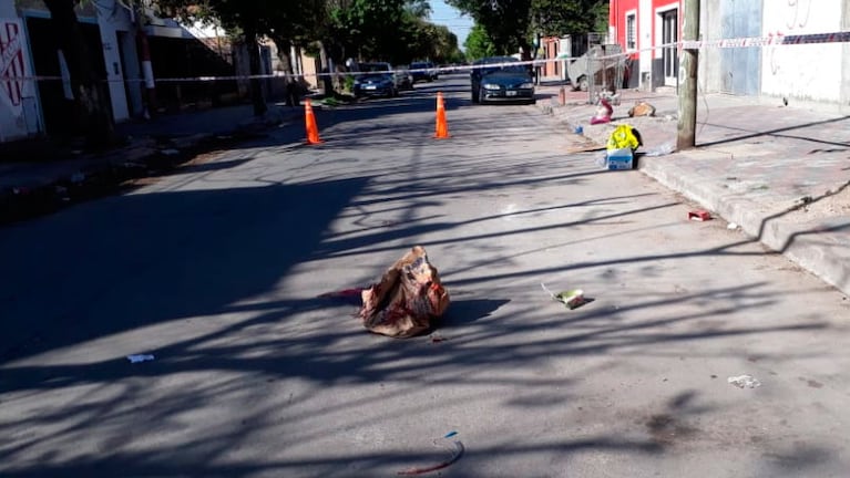 Apareció herido sobre un charco de sangre en la calle.