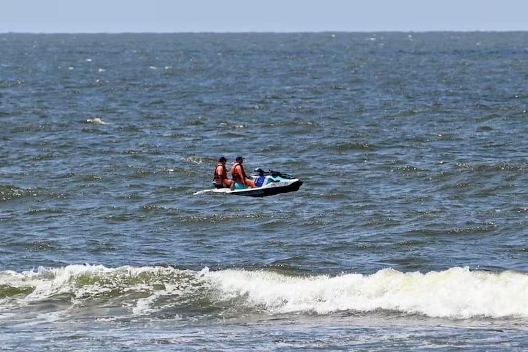 Apareció muerto el hombre arrastrado por la corriente en la costa.