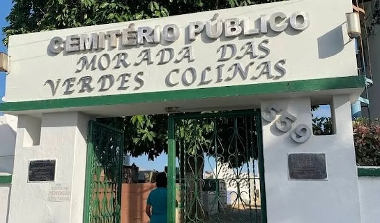 Apareció un cadáver sobre una tumba en el interior de un cementerio.