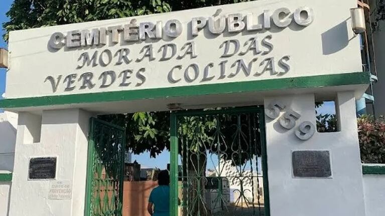 Apareció un cadáver sobre una tumba en el interior de un cementerio.