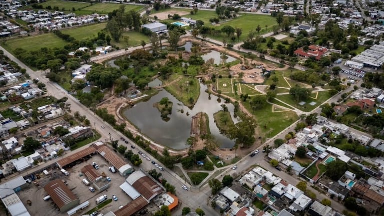 Apareció un yacaré en la laguna del Parque Cincuentenario de San Francisco.
