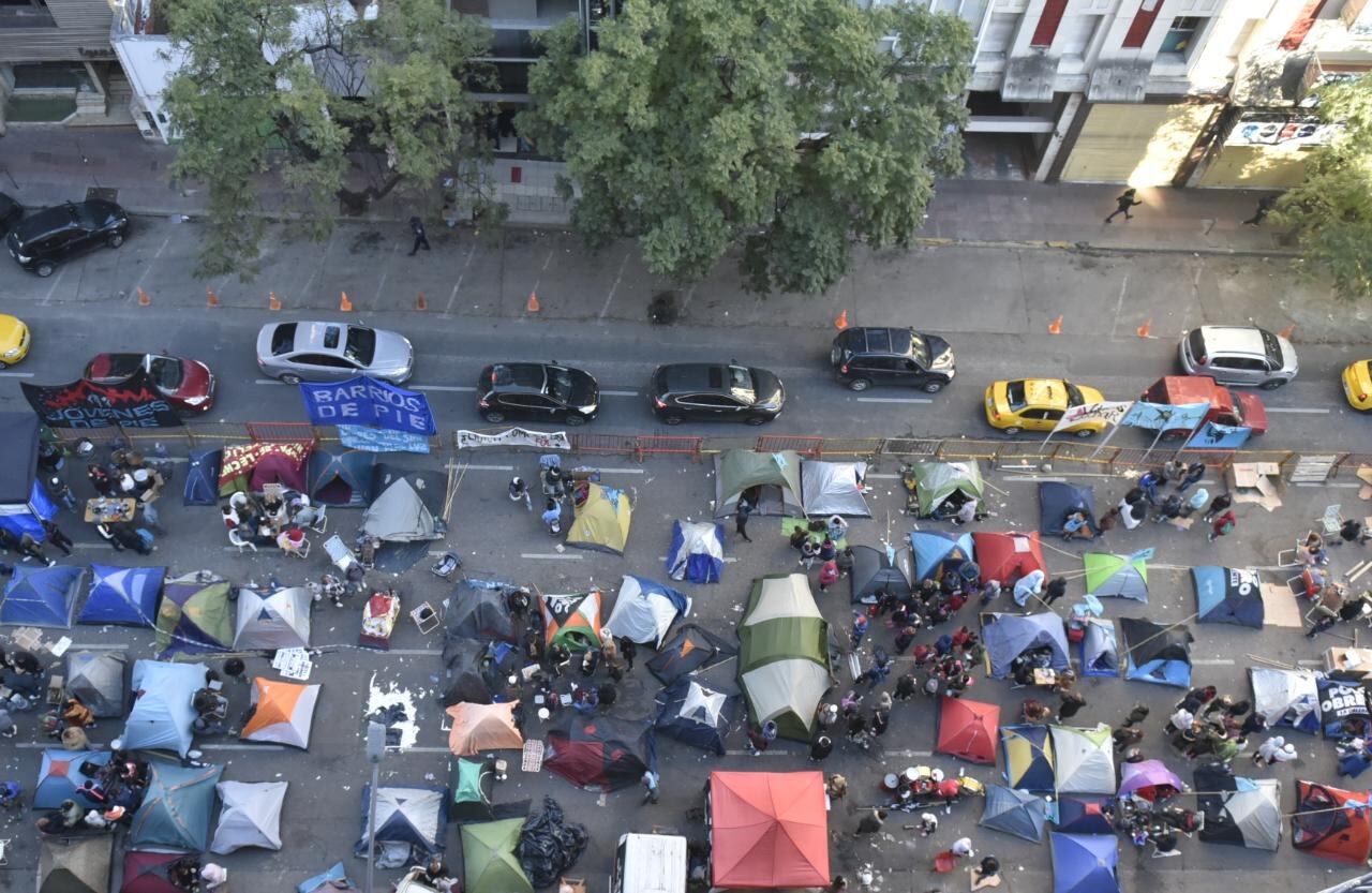 Apenas dos carriles se abrieron al tránsito durante la mañana.