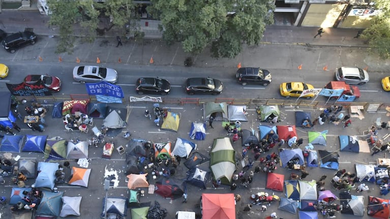 Apenas dos carriles se abrieron al tránsito durante la mañana.