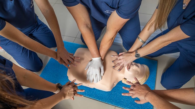 Aprender a realizar RCP, una práctica que salva vidas.