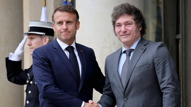 Apretón de manos y abrazo entre Macron y Milei en el Palacio Elíseo.