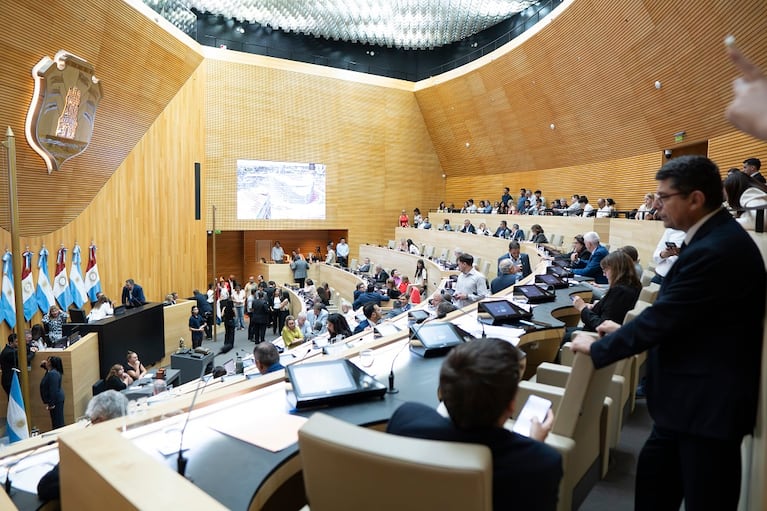 Aprobaron cambios en jubilaciones: adicional para las más bajas y aportes de hasta el 8%