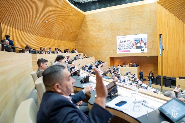 Aprobaron cambios en la Ley de Tránsito de Córdoba: luces diurnas, trabajos comunitarios y reiterancia