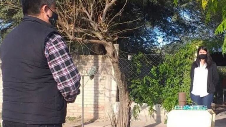Aprobó en la vereda de su casa y está por recibirse.