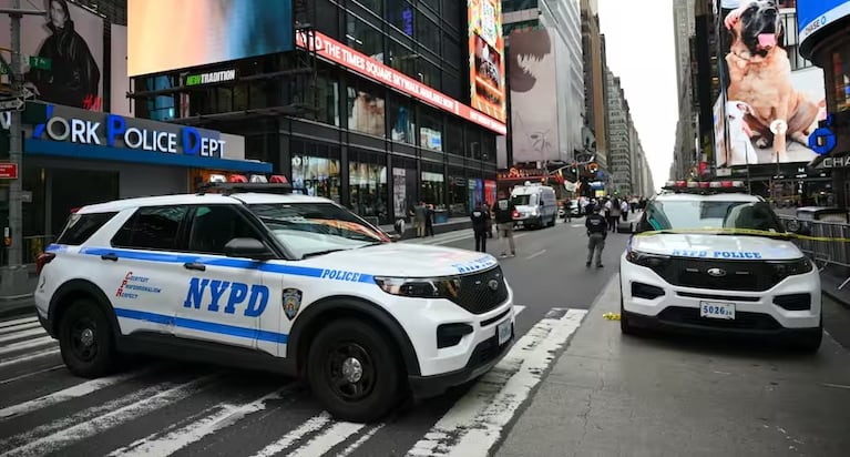 Apuñaló a dos personas en pleno Times Square, mató a una y fue abatida por la Policía