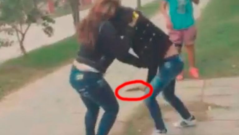 Apuñaló a su compañera con un cuchillo a la salida del colegio