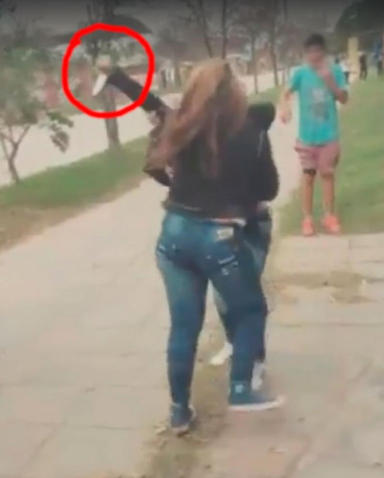 Apuñaló a su compañera con un cuchillo a la salida del colegio