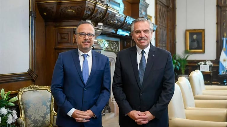 Aracre presentó su renuncia indeclinable.