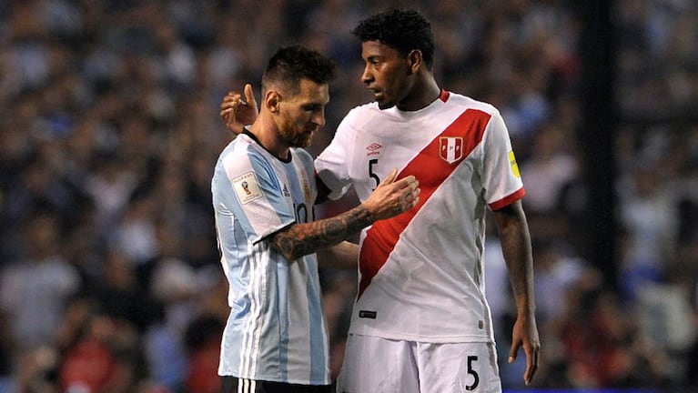 Araujo, con la 5 de su selección, fue una molesta para la Pulga en la Bombonera. / Foto: AFP