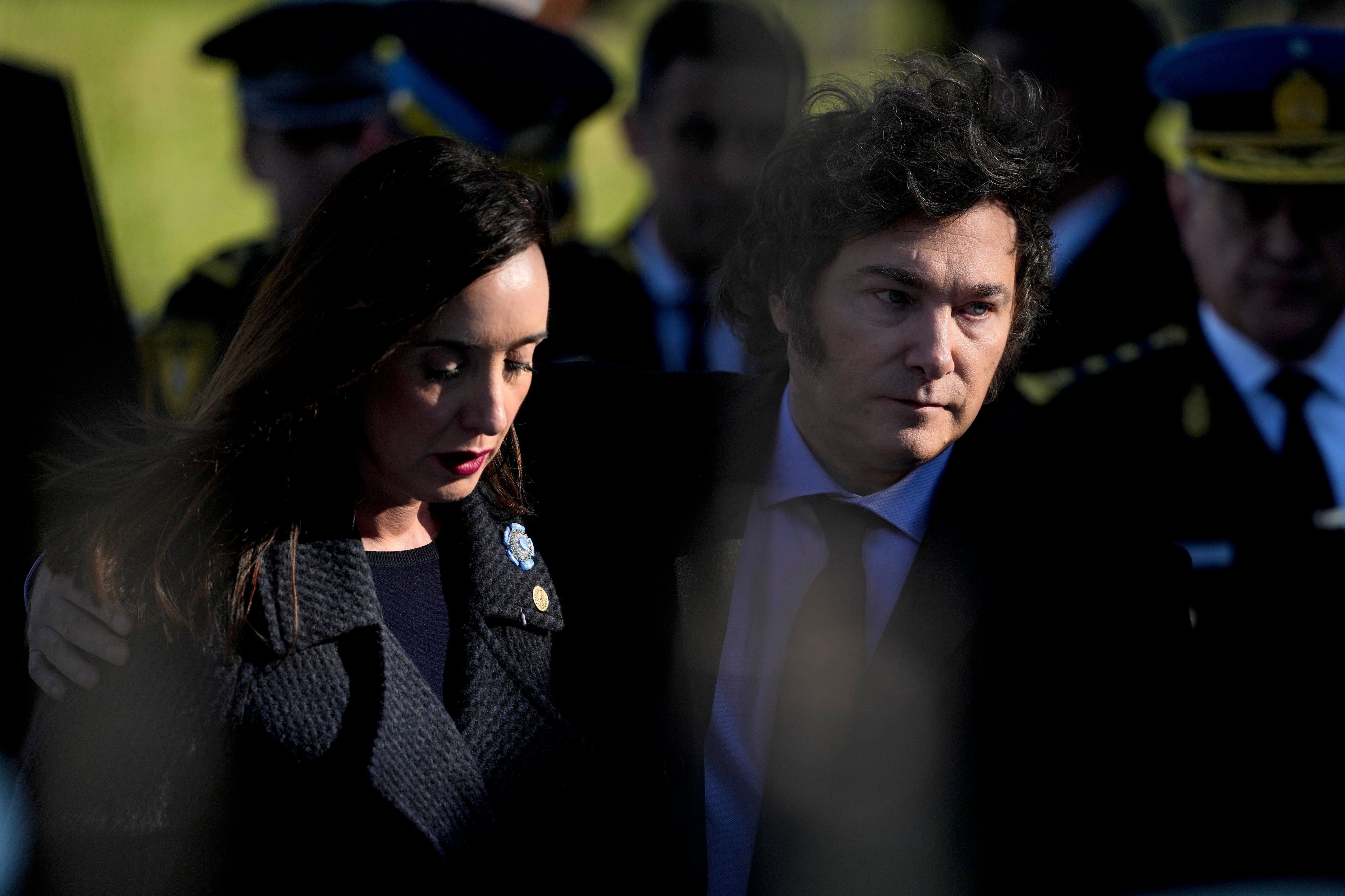 ARCHIVO - El presidente argentino Javier Milei y la vicepresidenta Victoria Villarruel asisten a una ceremonia policial en honor a los oficiales caídos en Buenos Aires, Argentina, el 2 de julio de 2024. (AP Foto/Natacha Pisarenko, Archivo)