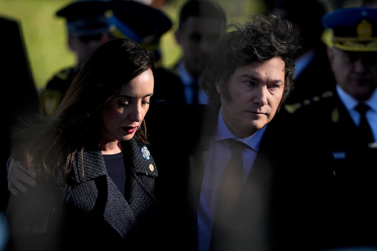 ARCHIVO - El presidente argentino Javier Milei y la vicepresidenta Victoria Villarruel asisten a una ceremonia policial en honor a los oficiales caídos en Buenos Aires, Argentina, el 2 de julio de 2024. (AP Foto/Natacha Pisarenko, Archivo)