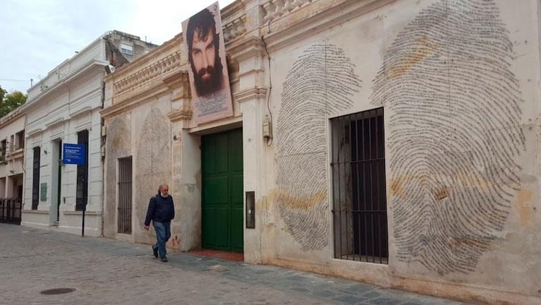 Archivo Provincial de la Memoria: polémica por la gigantografía de Santiago Maldonado