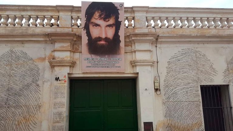 Archivo Provincial de la Memoria: polémica por la gigantografía de Santiago Maldonado