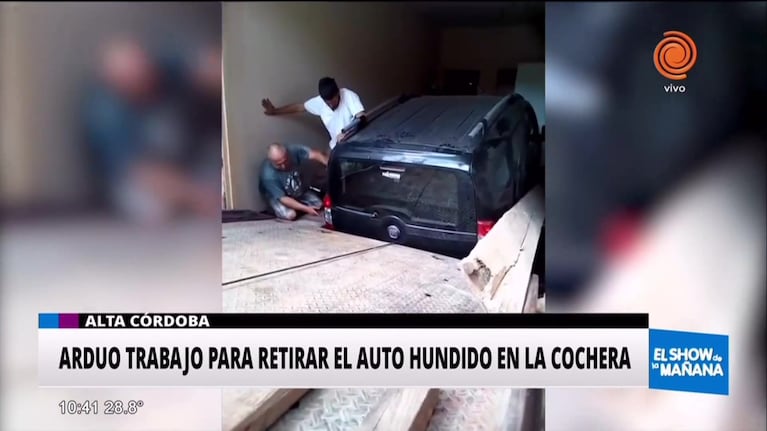 Arduo rescate de un vehículo hundido en Alta Córdoba