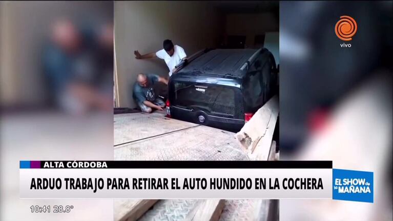 Arduo rescate de un vehículo hundido en Alta Córdoba