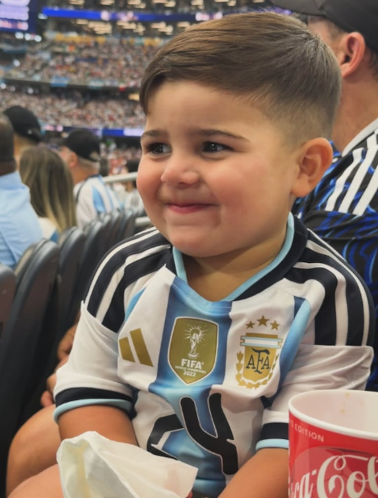 Arengando y sentado en una valija: el desopilante video de Benja Fernández tras el triunfo de Argentina