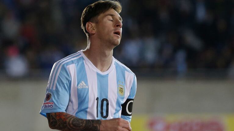 Argentina, dividida entre los que apoyan y los que le pegan a Lio.