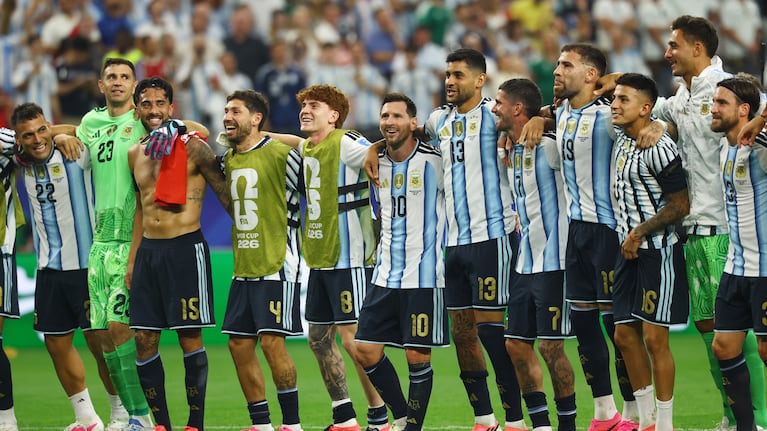 Argentina festeja el pase a 16avos de final. REUTERS/Kai Pfaffenbach