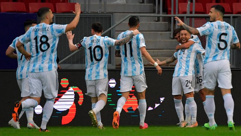 Argentina goleó de entrada gracias a Papu Gómez.