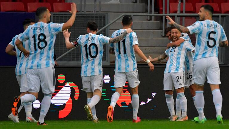Argentina goleó de entrada gracias a Papu Gómez.