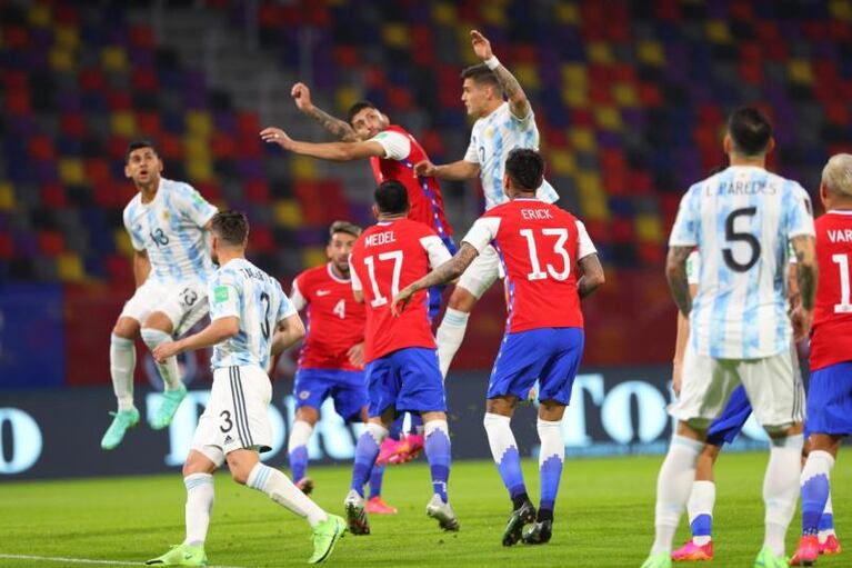 Argentina no pudo sostener la ventaja y empató con Chile en Santiago del Estero