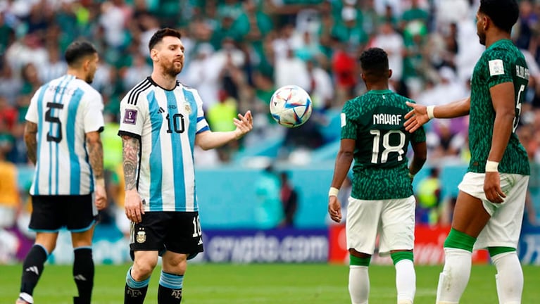 Argentina sufrió un duro golpe en el debut mundialista.