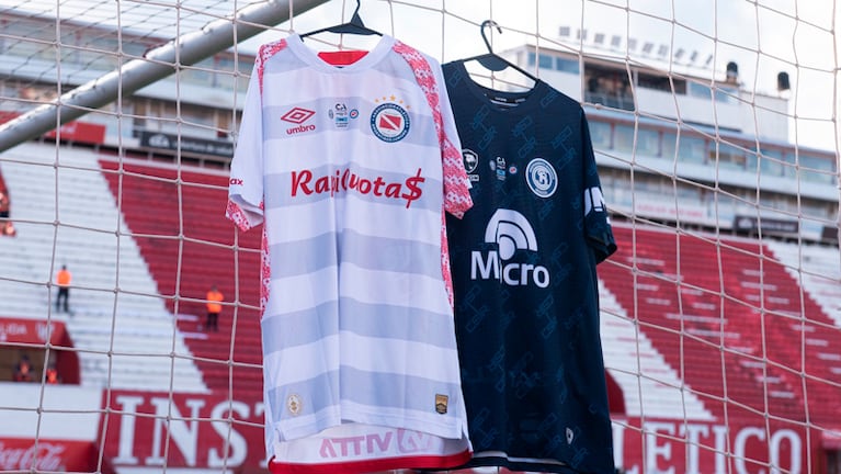 Argentinos Juniors e Independiente Rivadavia en la final de Copa Argentina en la cancha de Instituto.