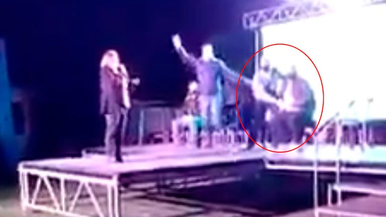 Arias se agarró el abdomen y sus compañeros pidieron auxilio.