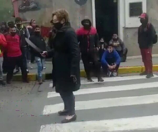 Armada, la mujer enfureció con los manifestantes.