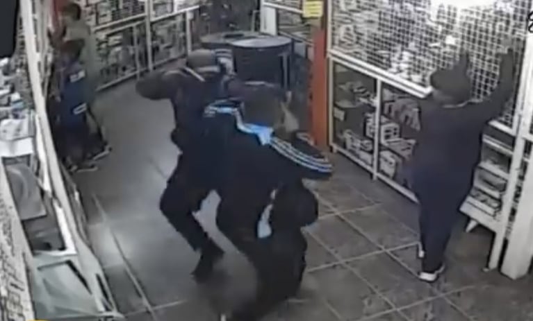 Armados y apuntando directamente a la cabeza, los ladrones robaron y huyeron.