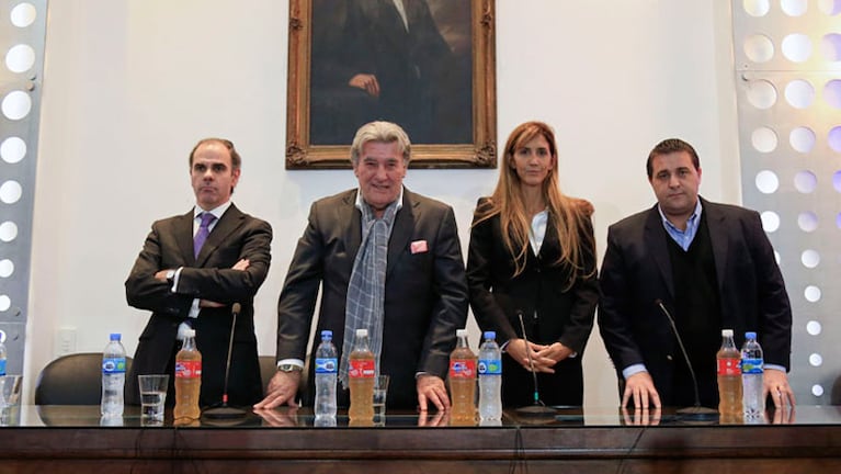 Armando Pérez y el resto de la Comisión Normalizadora.