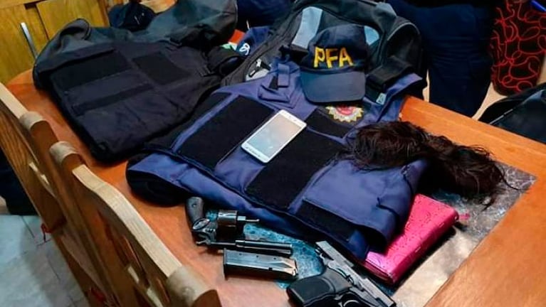 Armas, chalecos, gorras y ropa de policía: parte de lo secuestrado a la banda el día del robo.