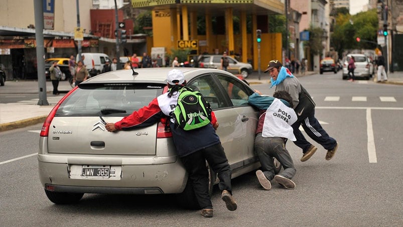 Arrancó y los piqueteros se tiraron encima. / FOTO: Maxi Failla