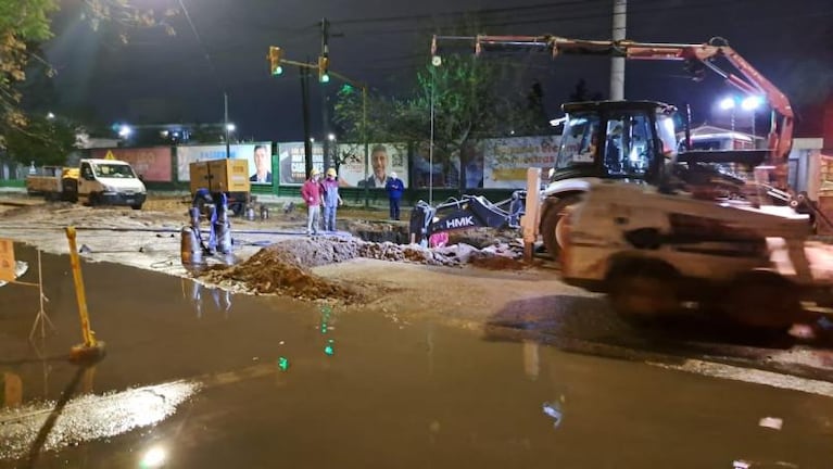 Arreglaron el caño en Recta Martinolli pero sigue el corte de tránsito