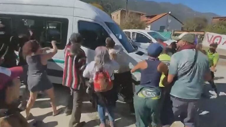 Arrojaron piedras al vehículo presidencial.